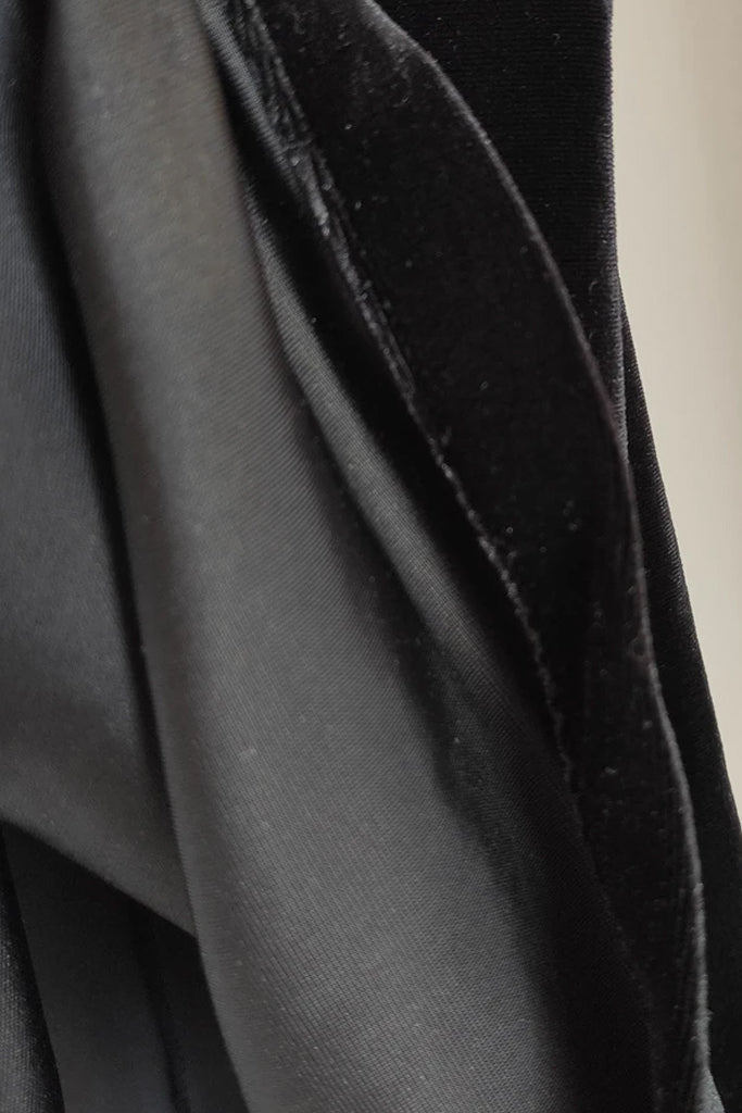 Vestido de noche de terciopelo negro Triquetra