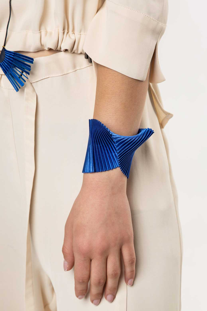 Pulsera de Tela de Conchas con Pliegues