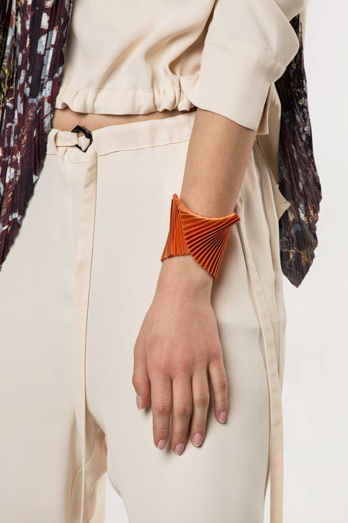 Pulsera de Tela de Conchas con Pliegues