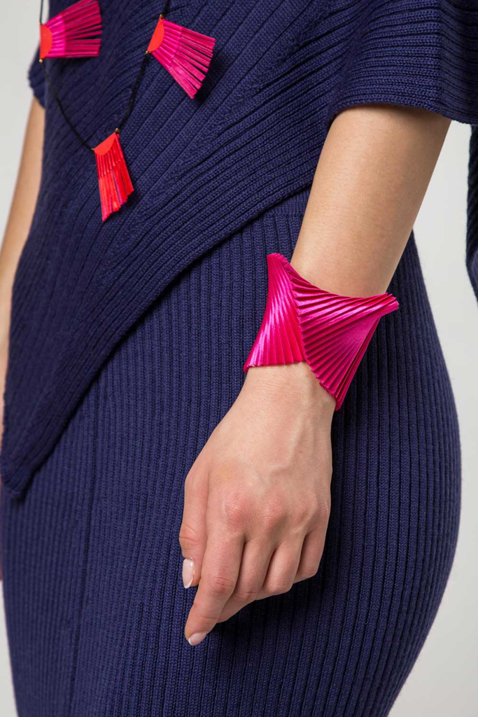 Pulsera de Tela de Conchas con Pliegues