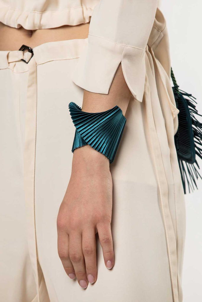 Pulsera de Tela de Conchas con Pliegues