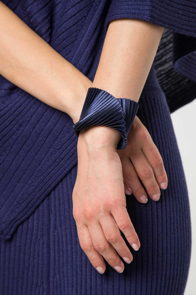 Pulsera de Tela de Conchas con Pliegues