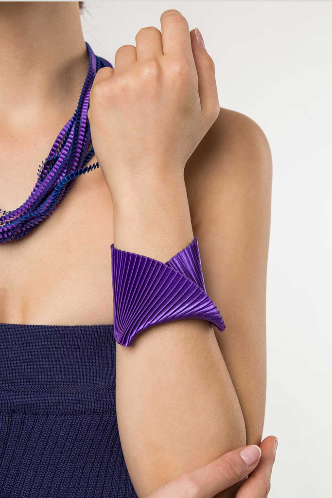 Pulsera de Tela de Conchas con Pliegues