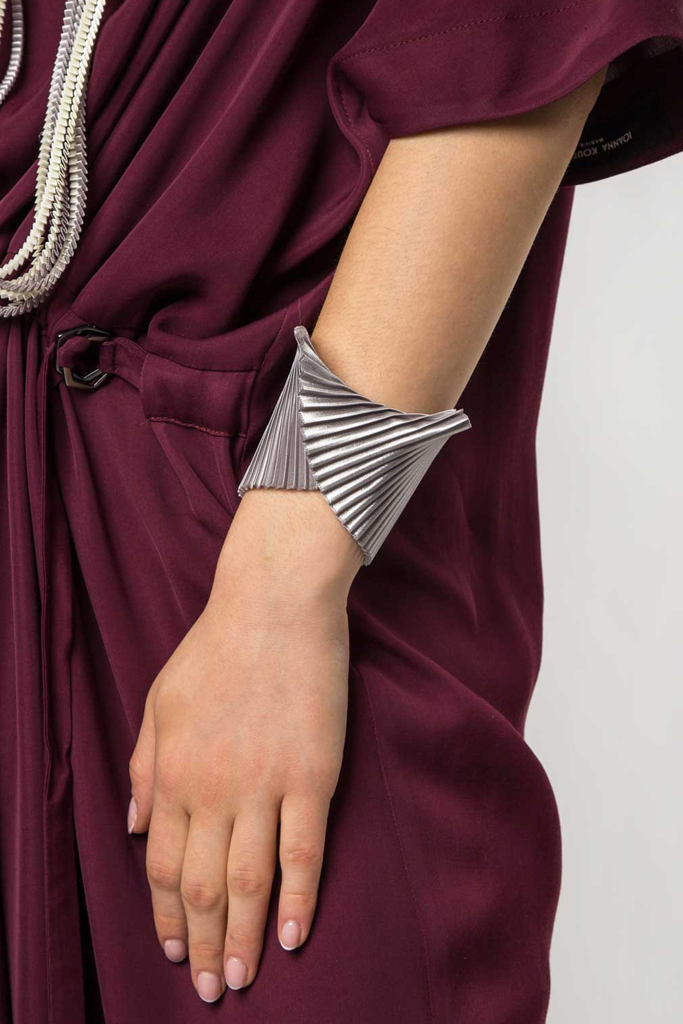 Pulsera de Tela de Conchas con Pliegues