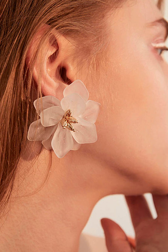 Pendientes de flores blancas florecientes
