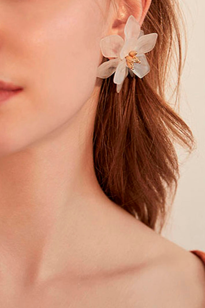 Pendientes de flores blancas florecientes