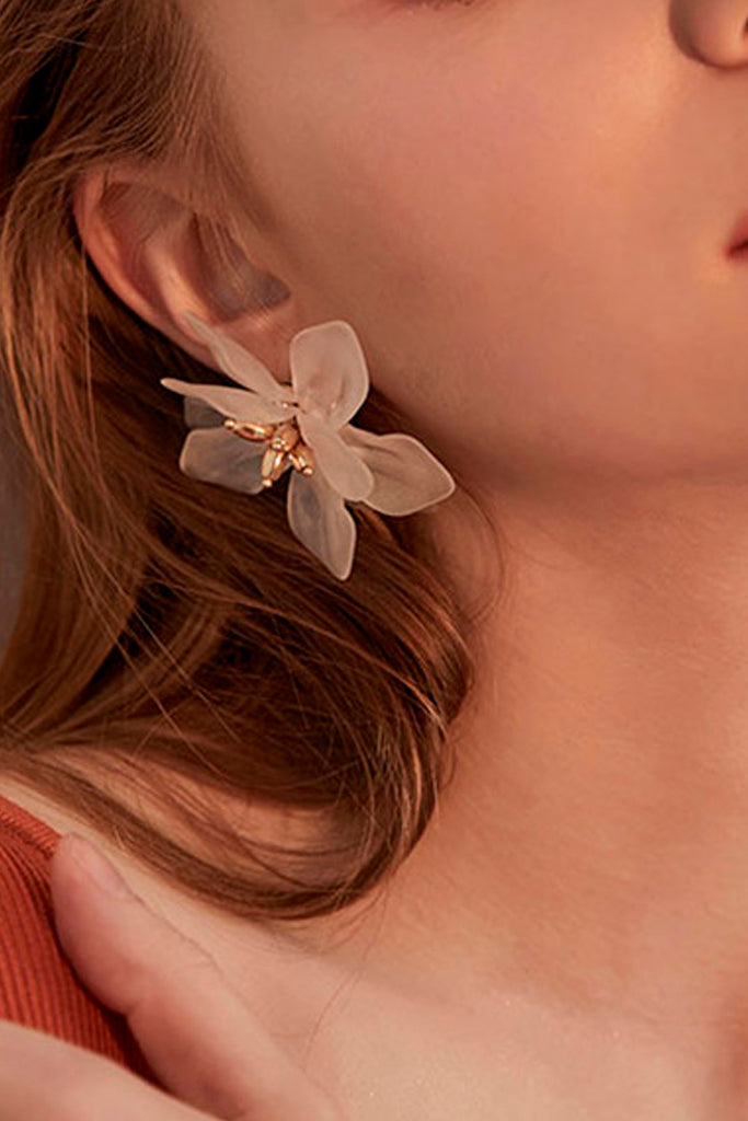 Pendientes de flores blancas florecientes