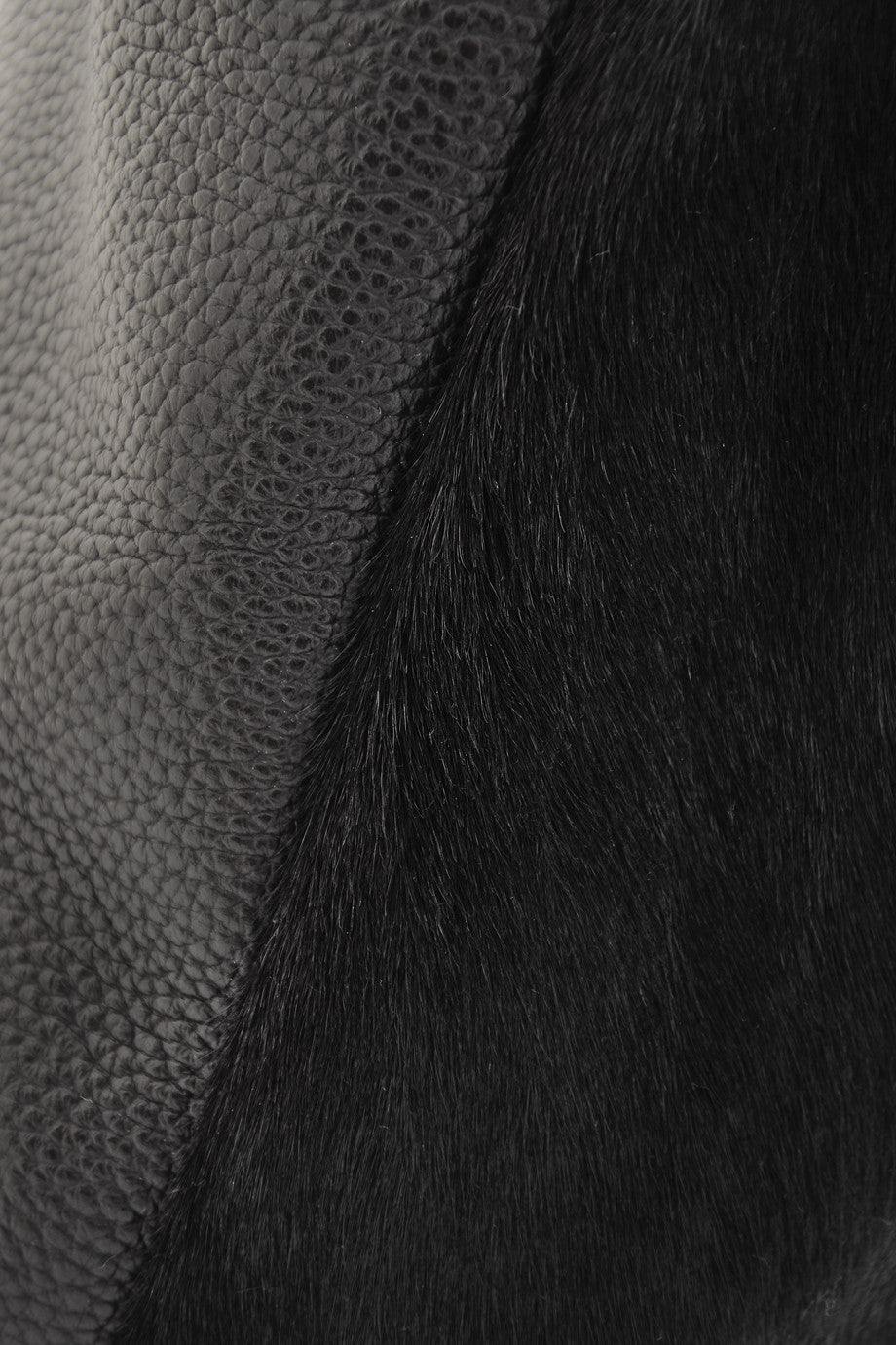 CAPOVERSO CAVALLINO Bolso de Piel Negro con Pelo de Potro